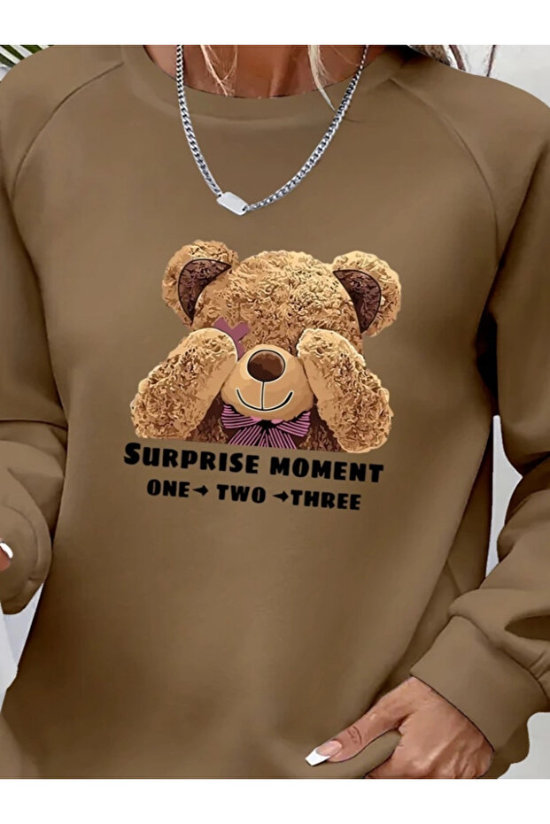 بلوزة نسائية بأكمام طويلة وياقة دائرية وطبعة دب تيدي من الفسكوز بخيطين - 2