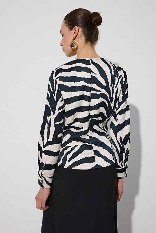 بلوزة بمشبك بنقشة الحمار الوحشي - 4