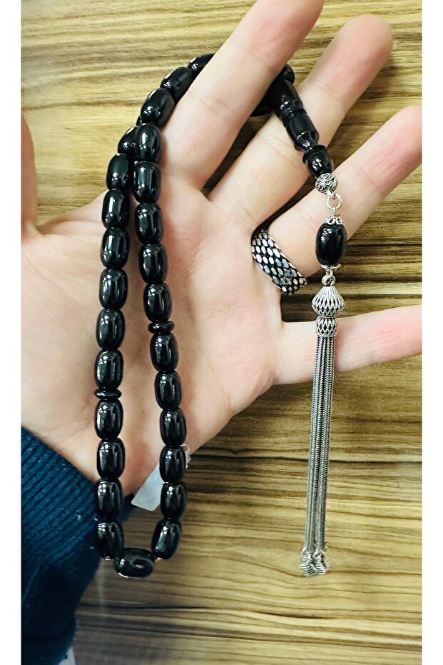 سبحة كاتالين سوداء مع شراشيب فضية