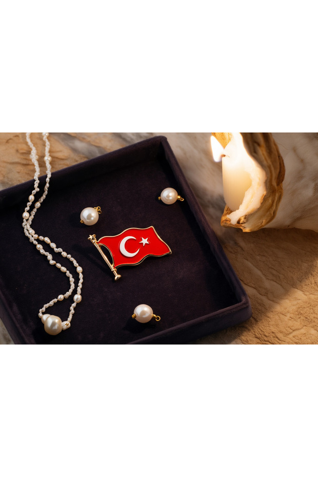 Türk Bayrağı Figürlü Broş