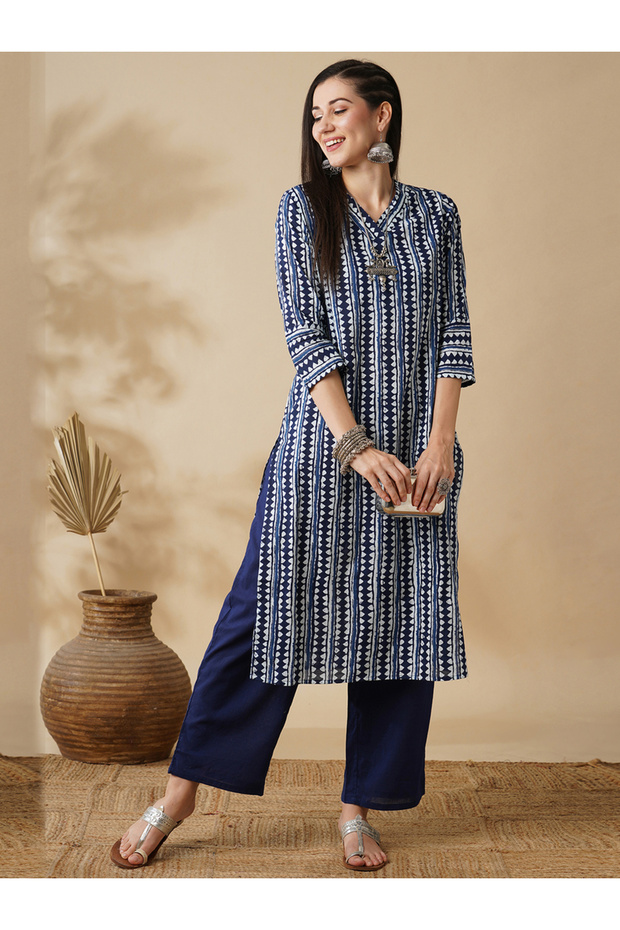 Women Blue Geometric Stripe Printed Straight Kurta and Pants Set