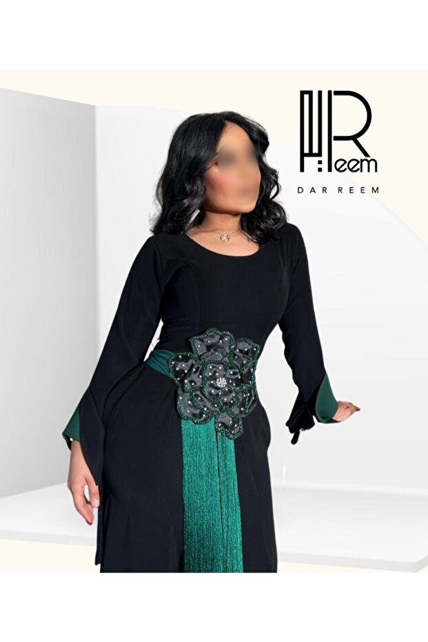 فستان ريّم الأسود بحزام الزمرد