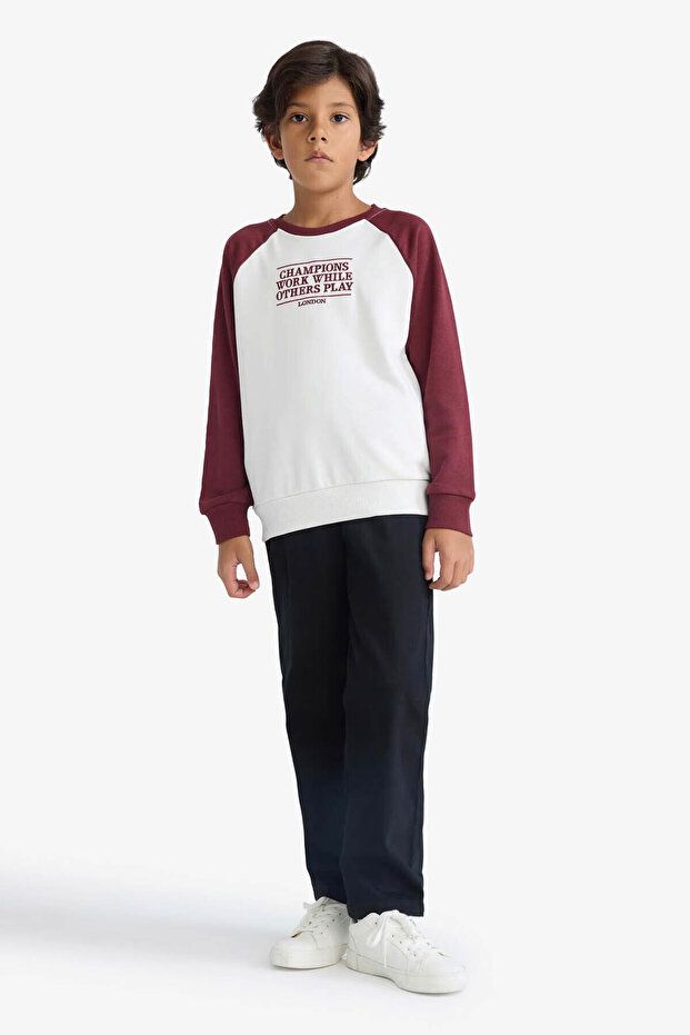 قصة فضفاضة سويت شيرت للأولاد مطرز برقبة دائرية F2707A8/ER136 - 2