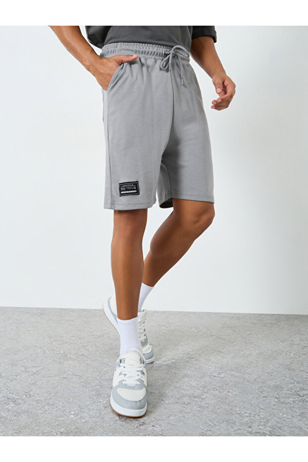 شورت رجالي رمادي قصة فضفاضة برباط