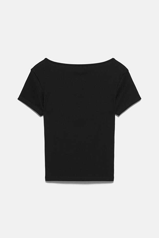 تي شيرت بفتحة رقبة على شكل حرف V - 2