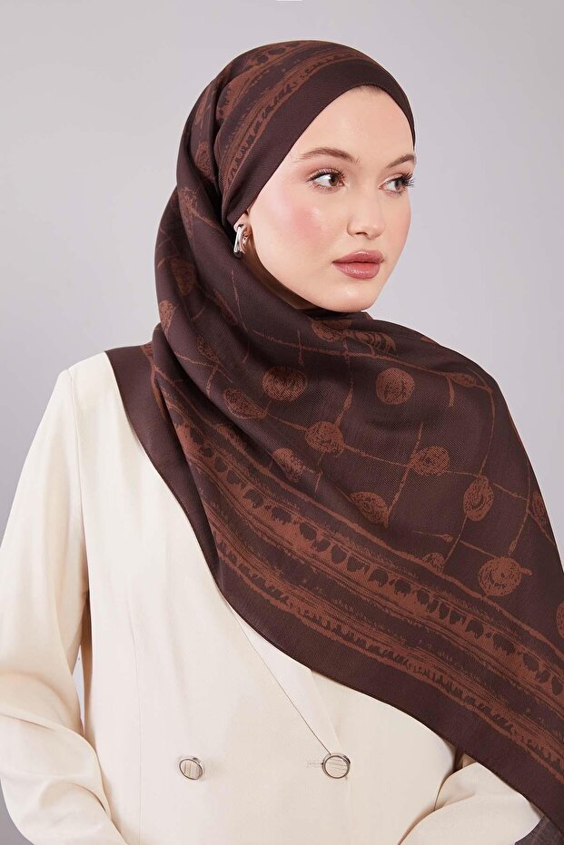 شال حريري من الصوف بنمط دائري باللون البني الحار - 4