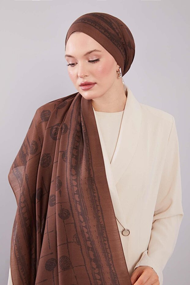 A. شال حريري من الصوف بنمط دائري باللون البني - 3