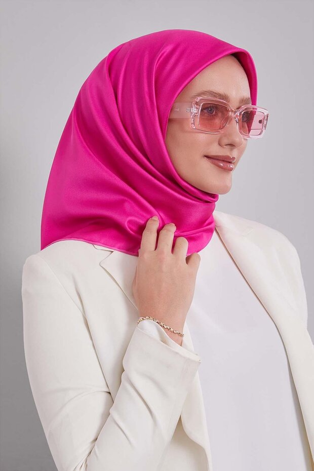 وشاح من نسيج التويل بلون فوشيا فاتح