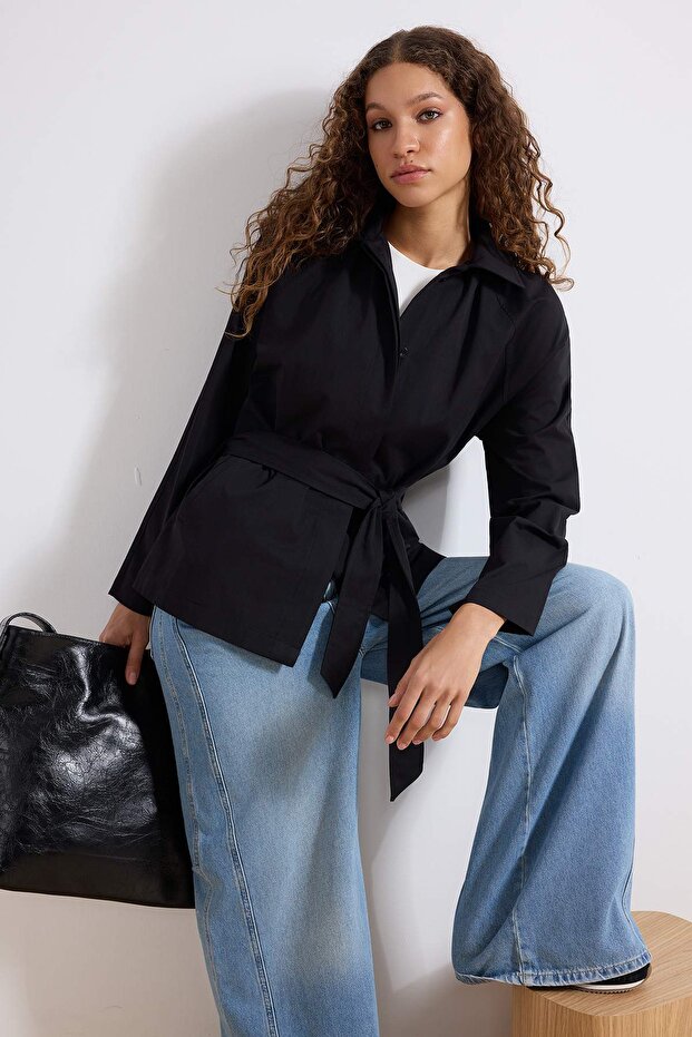 Siyah Oversize Yazlık İnce Kumaşlı Kuşaklı Kısa Trençkot TWOSS26TR00003 - 3
