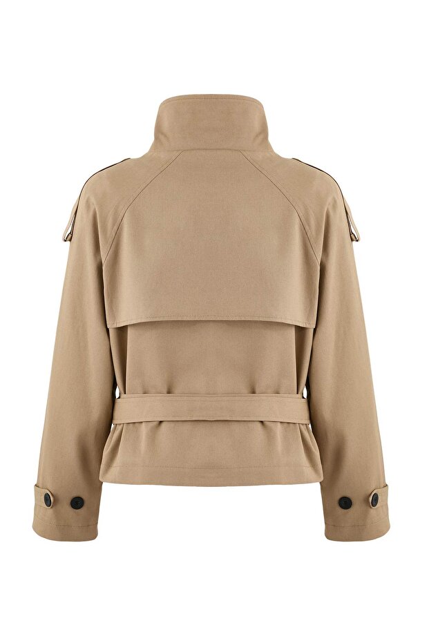 Wardrobe Essentials Bej Regular Fit Dik Yaka Kemerli Kruvaze Gabardin Kısa Trençkot TWOSS26TR00004 - 7