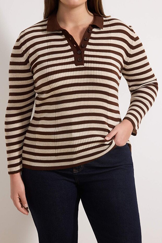 Kahverengi Polo Yaka Basic Çizgili Fitted/Vücudu Saran Triko Kazak TBBAW26AN00064 - 2