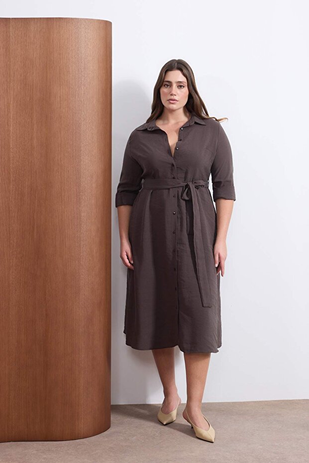 Wardrobe Essentials Kahverengi Modal Dokuma Büyük Beden Gömlek Elbise TBBSS26AH00078 - 2
