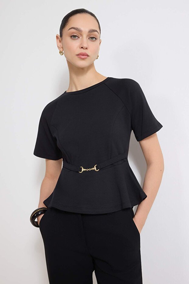 Siyah Peplum Reglan Kol Kısa Kollu Aksesuar Detaylı İnterlok Örme Bluz TWOSS26BZ00242 - 1