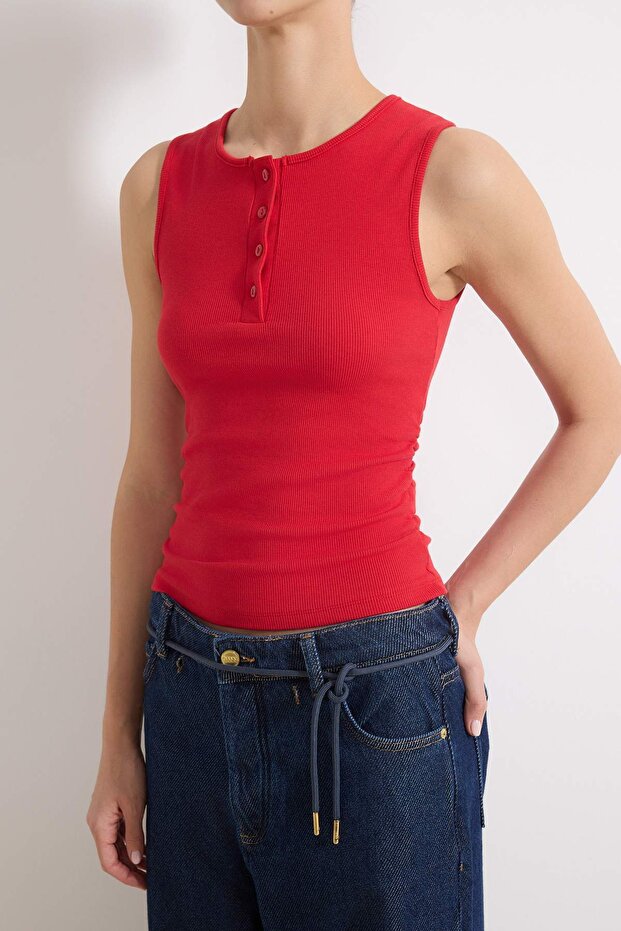 Kırmızı Fitted/Vücuda Oturan Kolsuz Düğmeli Crop Fitilli Esnek Örme Bluz TWOSS26BZ00330 - 3
