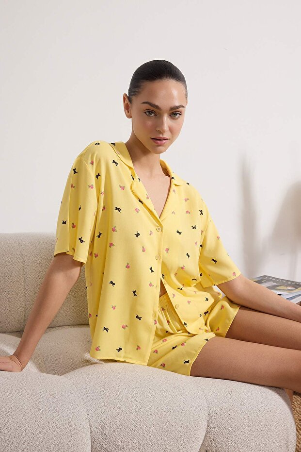 Sarı Çiçek ve Kurdele/Fiyonk Desenli Viskon Dokuma Pijama Takımı THMSS26PT00041 - 2