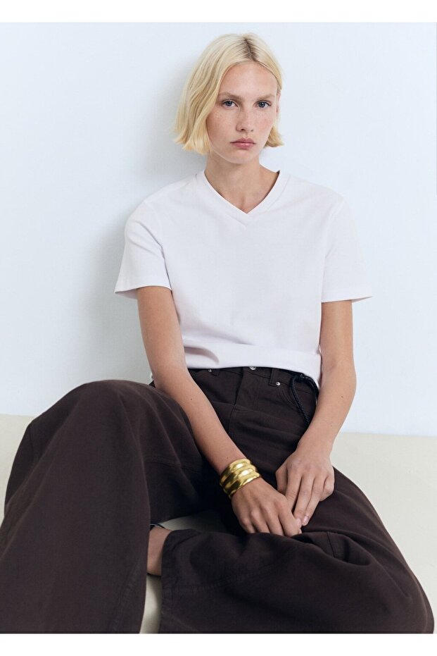 V yakalı pamuklu tişört - 6