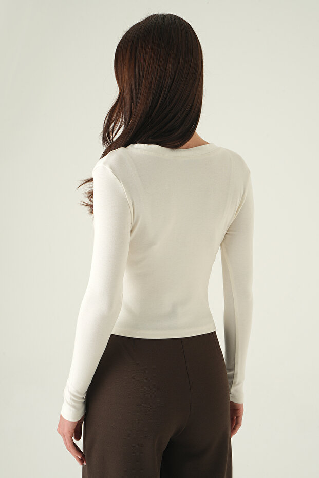 8299A قميص بادي بياقة على شكل حرف V وأزرار إكرو - 5