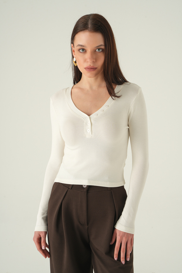 8299A قميص بادي بياقة على شكل حرف V وأزرار إكرو - 2