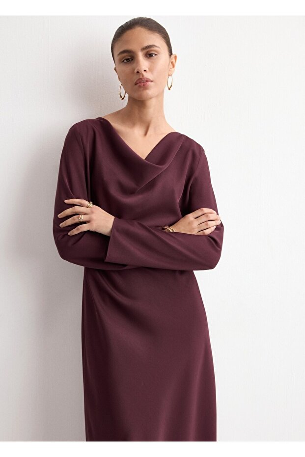 Yakası drapeli elbise - 1