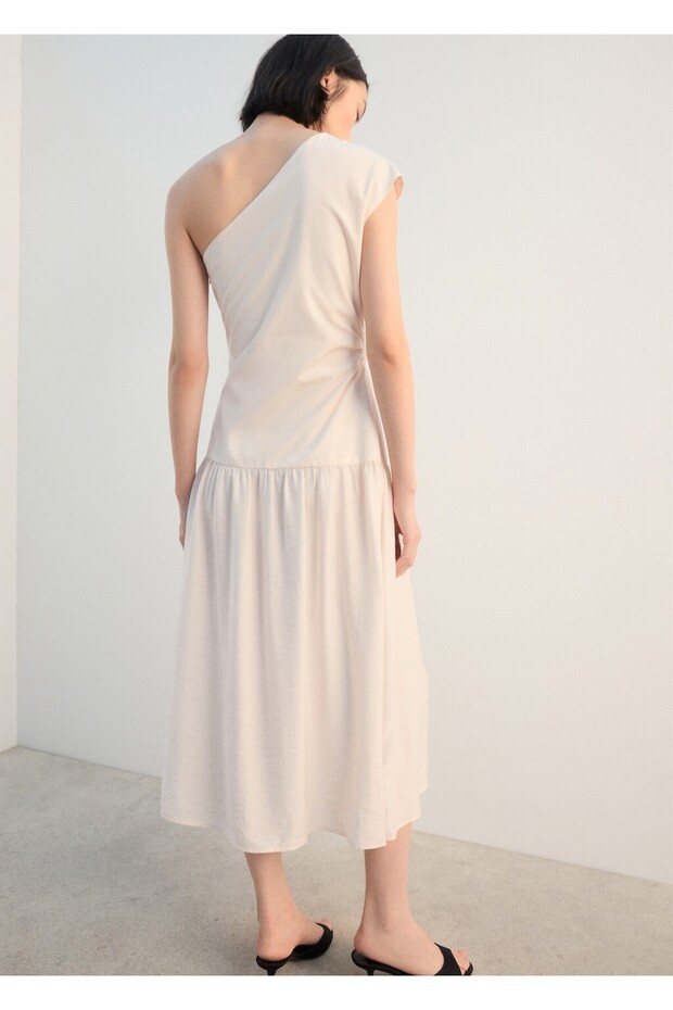 Asimetrik pileli elbise - 4