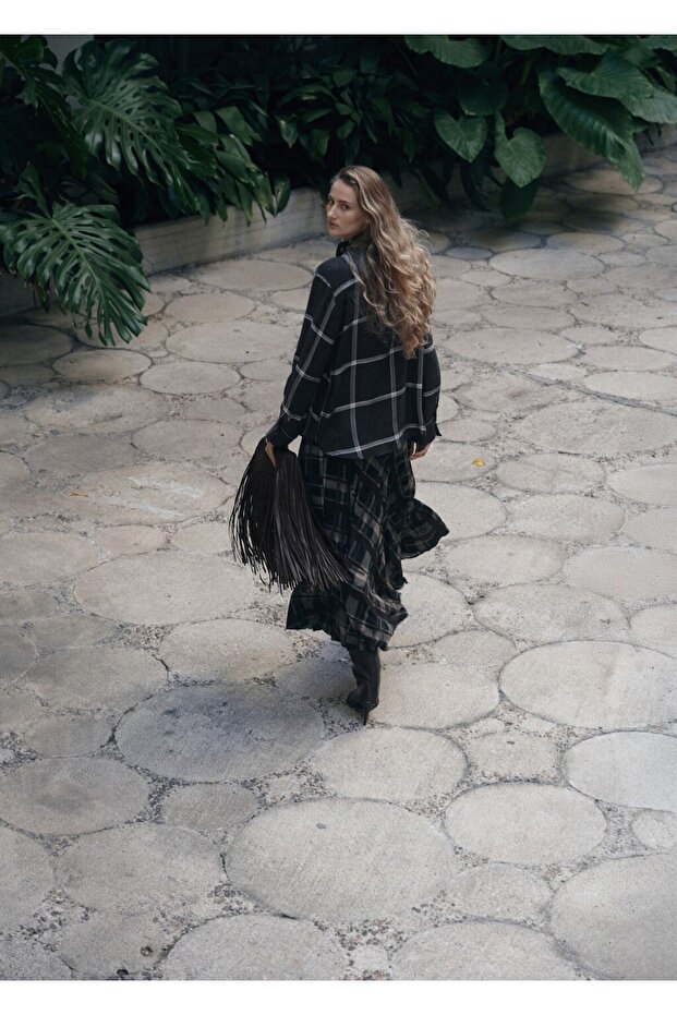 Fular yakalı kareli bluz - 4