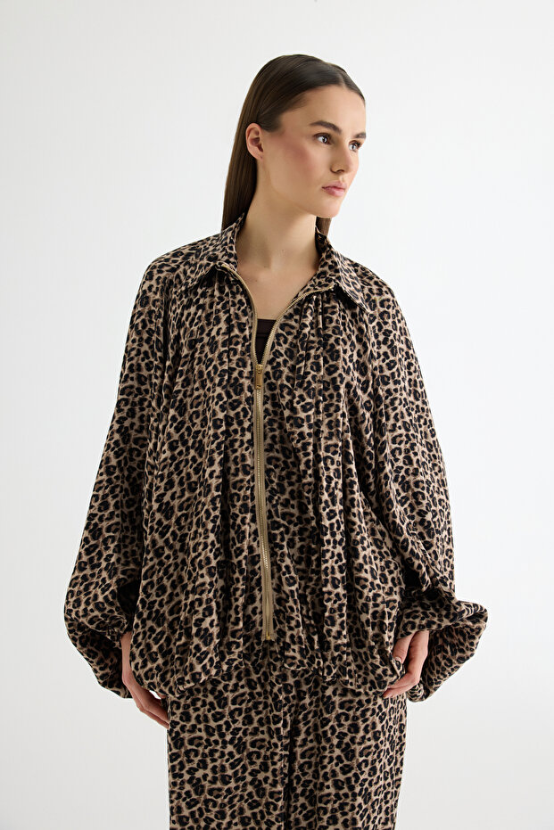 جاكيت بومبر من الساتان بنقشة الفهد باللون البني - 4