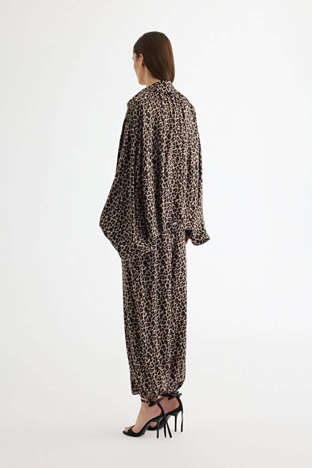 جاكيت بومبر من الساتان بنقشة الفهد باللون البني - 5