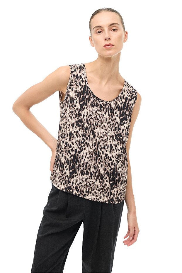 بلوزة بنية اللون بياقة على شكل حرف U وطبعة الفهد - 2