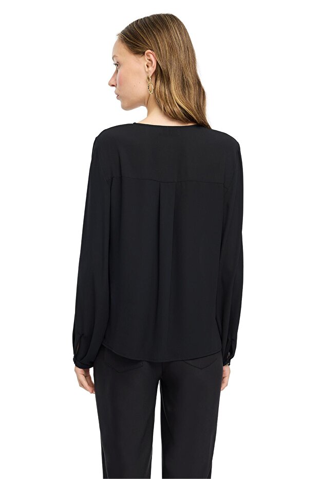 بلوزة سوداء طويلة الأكمام بياقة على شكل حرف V - 2