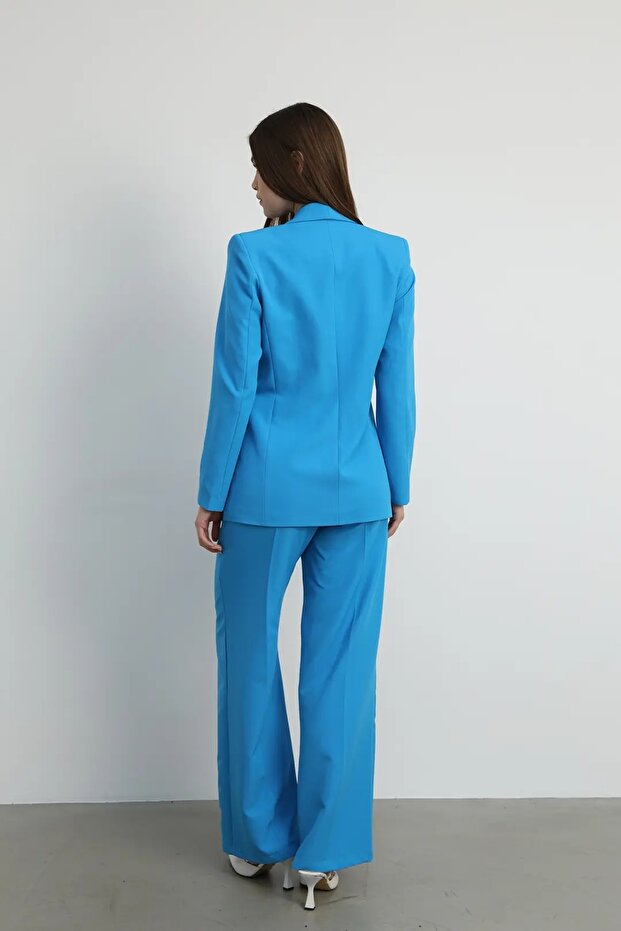 طقم سترة وبنطلون بزر واحد باللون الأزرق الفاتح - 7