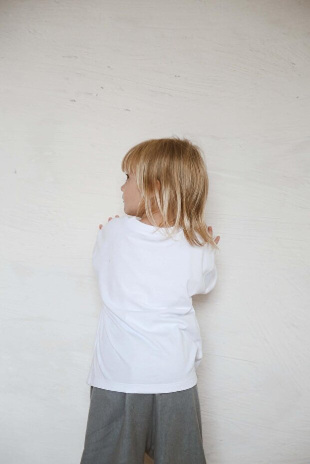 تي شيرت أبيض أساسي بأكمام طويلة - 3