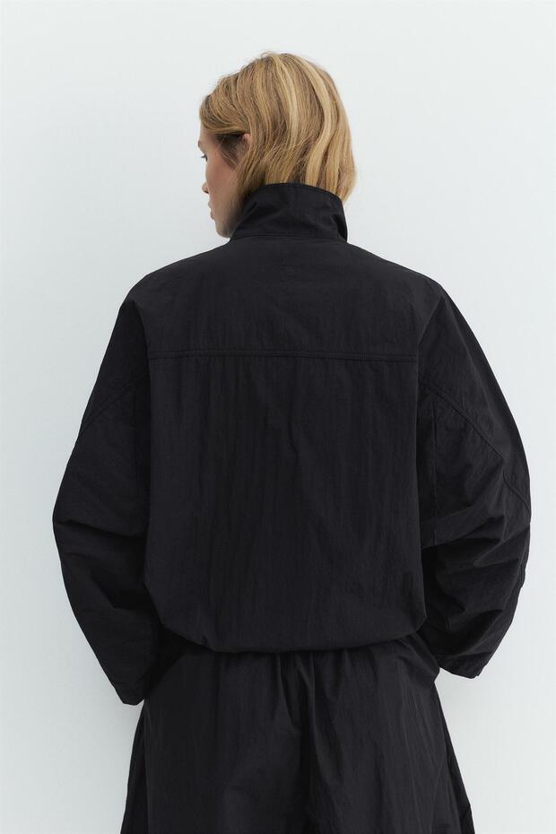 Kısa naylon görünümlü ceket - 5