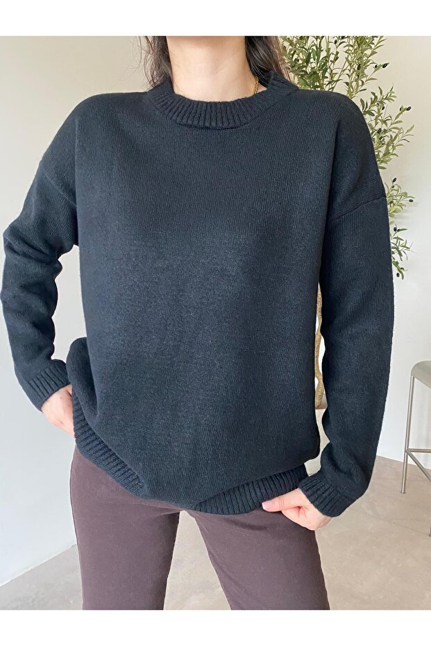 سترة سوداء ذات رقبة دائرية - 1