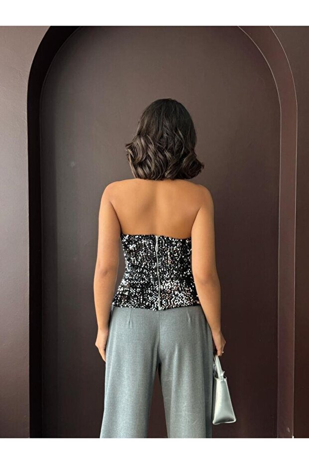 بلوزة روبينا مزينة بالترتر بدون حمالات باللون الفضي - 5