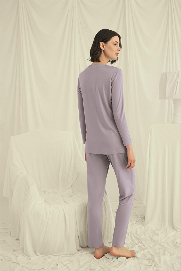 طقم بيجامة بأكمام طويلة وياقة على شكل حرف V وأزرار طويلة - 6