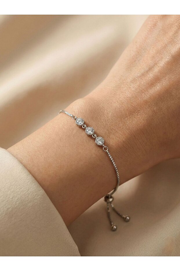 سوار مصعد من حجر الزركون - 1