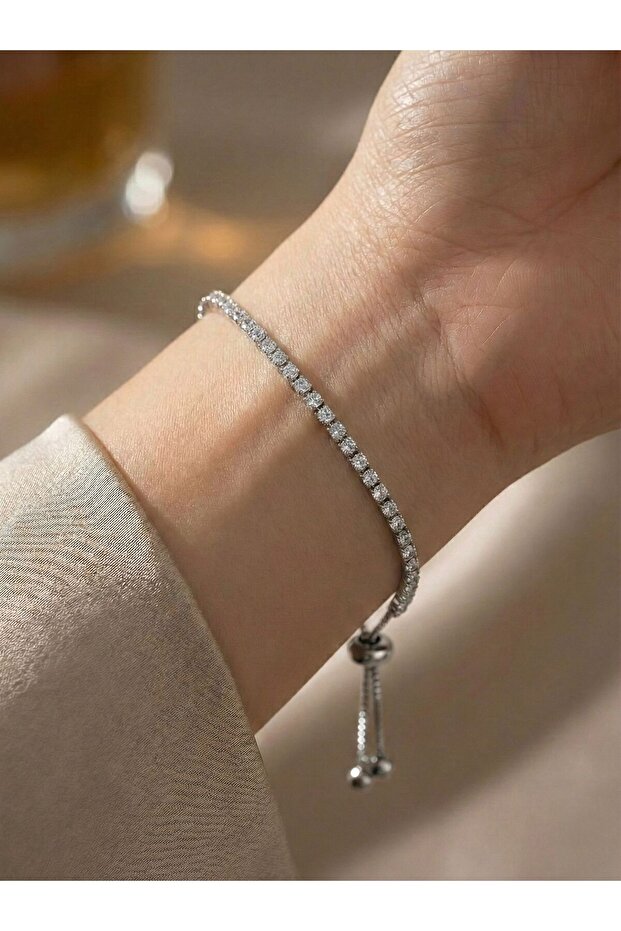 سوار مصعد من حجر الزركون - 1