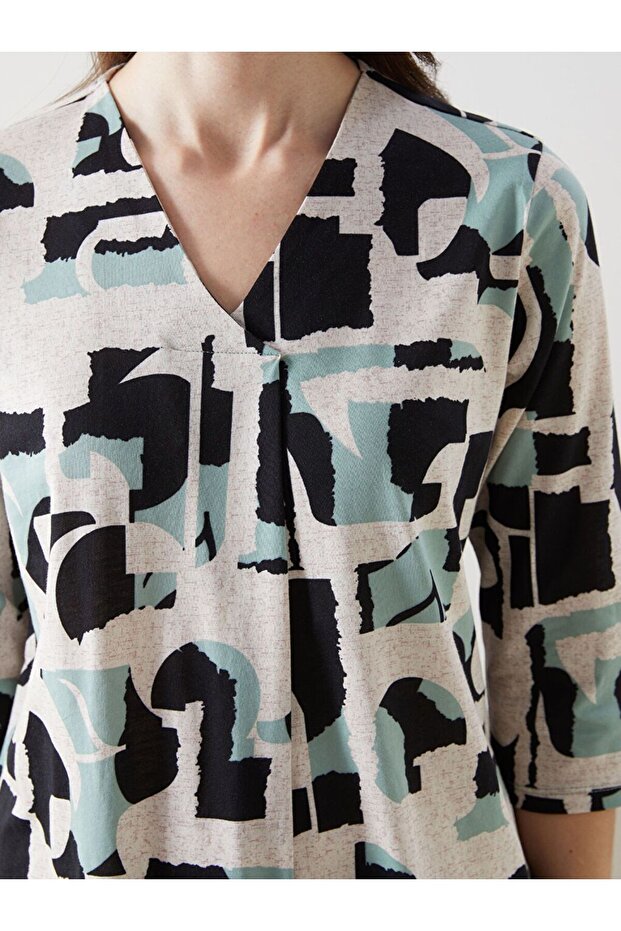 بلوزة منقوشة على شكل حرف V - 6