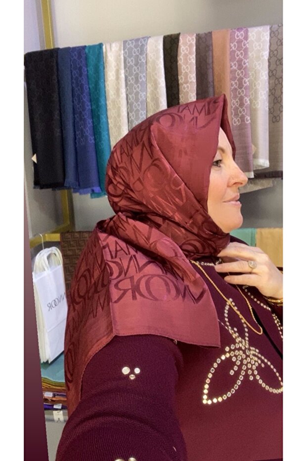 شال جاكار لامع بتصميم مونوغرام إمزا بوردا