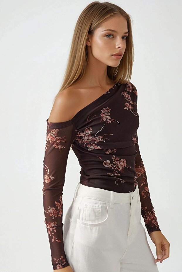 بلوزة تول مبطنة برقبة غير متماثلة - 5