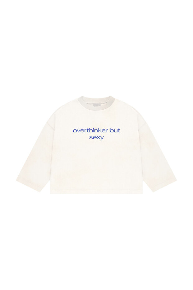 تي شيرت Overthinker But S*xy ذو أكمام طويلة وطباعة أساسية
