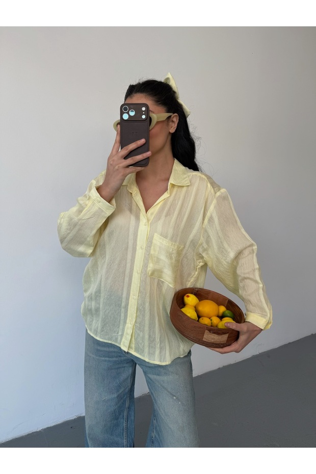 قميص نسائي منقوش بخطوط وتصميم انسيابي