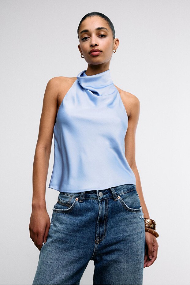 بلوزة قصيرة بحمالة رقبة بتأثير الساتان - 3