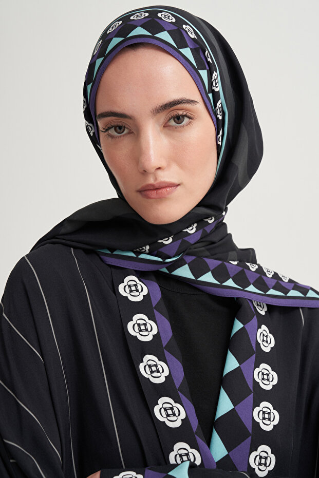 شال مانيسا مونوغرام فلوش أسود