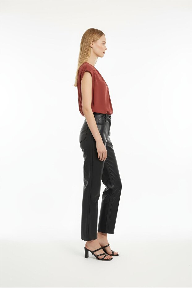 بلوزة برقبة دائرية باللون العنابي - 2