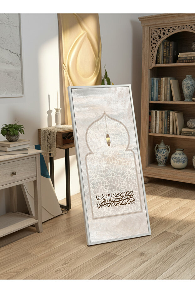 لوحة جدارية قماشية على إطار خشبي بإطار أبيض عائم وحامل خلفي، مزينة بتصميم رمضاني.