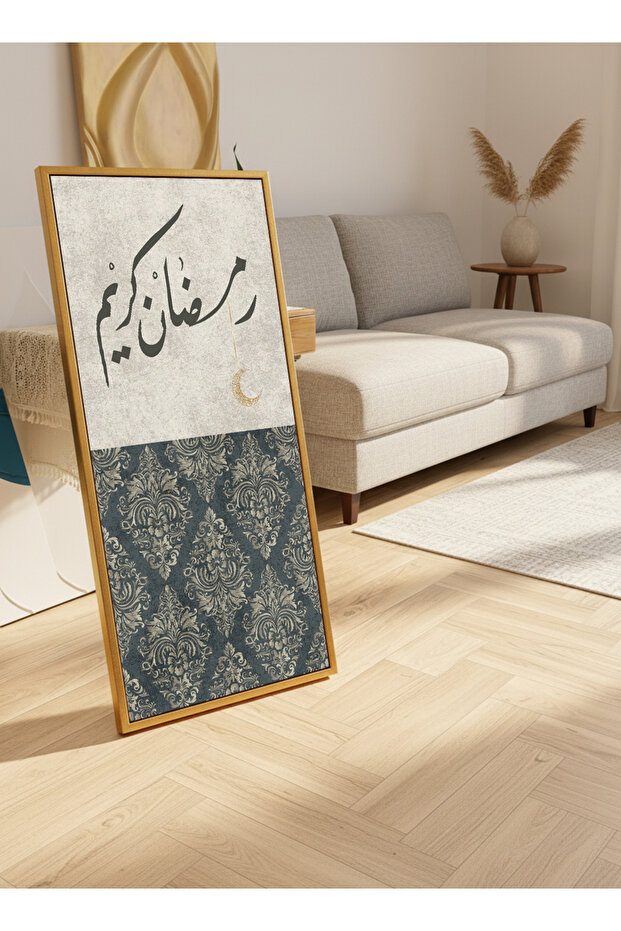 لوحة جدارية قماشية على إطار خشبي بإطار ذهبي عائم وحامل خلفي، تحمل تصميم رمضان كريم.