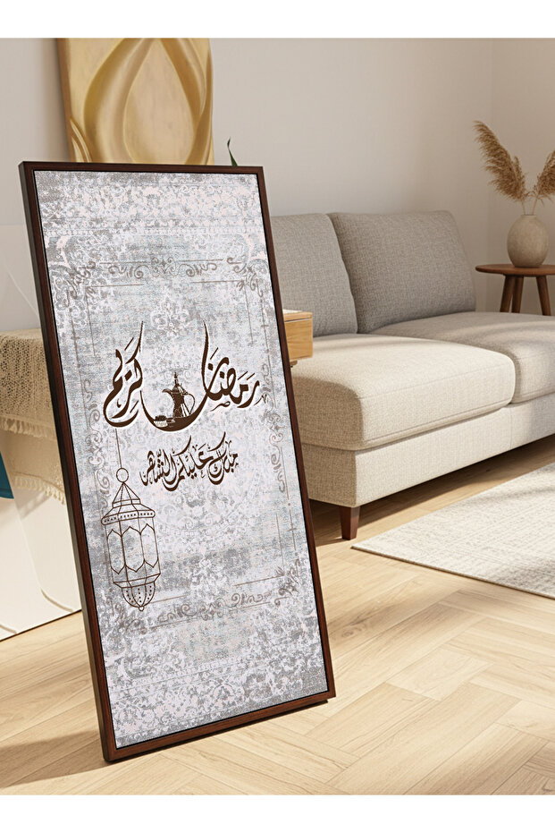 لوحة جدارية قماشية على إطار خشبي بإطار بني عائم وحامل خلفي، تحمل تصميم رمضان كريم.