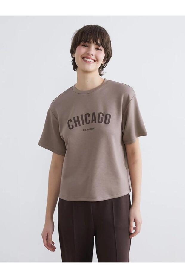 Artı-Store Women's T-Shirt with Crew Neck and Short Sleeves, Has a Loose Fit. Front Face