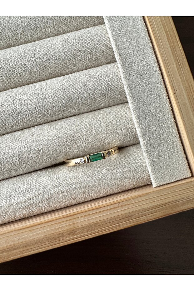 خاتم ذهبي صغير مرصع بالحجر الأخضر - 1